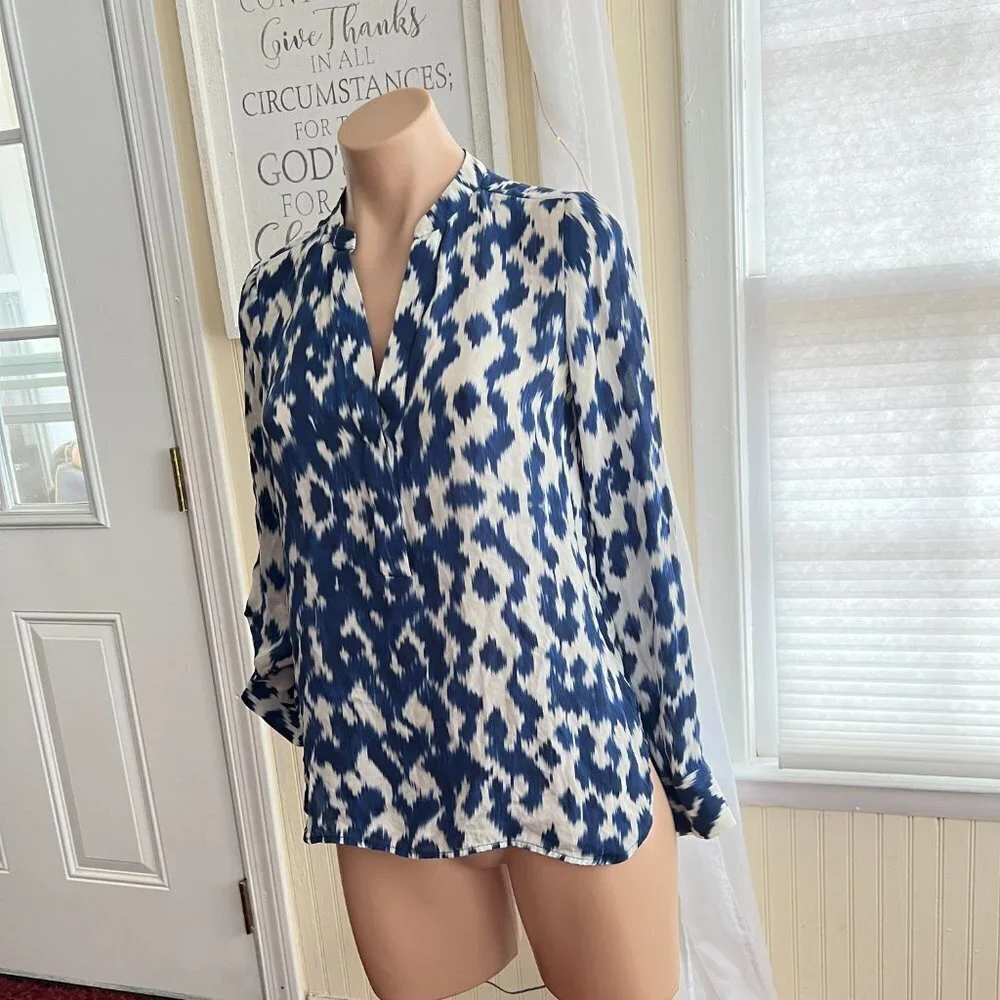 Vince Silk Ikat Print Blouse Blue White Size 4 - Picture 3 of 7